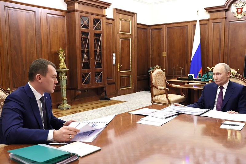 Владимир Путин и министр спорта Михаил Дегтярёв на встрече 9 июня 2025 года